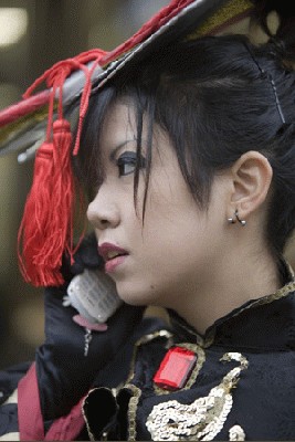 Harajuku_girl_Tokyo_with_mobile.jpg