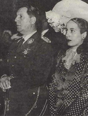 Eva_Duarte_santuoka_su_Juan_Peron_1945.jpg
