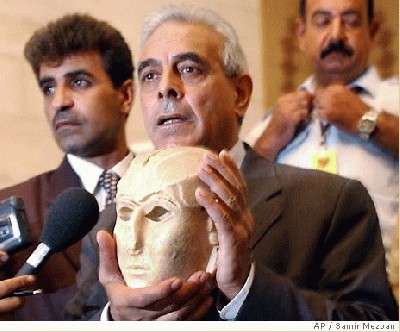 Varkos kauke ir Irako kulturos ministras.jpg