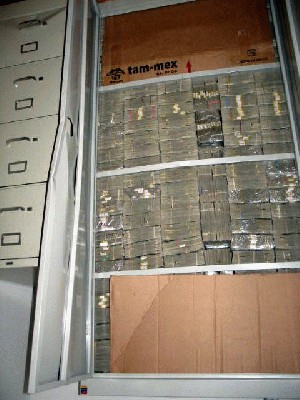 pinigai_banknotai_milijonai_doleriai_eurai_pesai_04.jpg