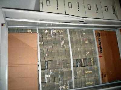pinigai_banknotai_milijonai_doleriai_eurai_pesai_09.jpg