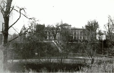 Rumu-fasadas-ir-parkas.jpg