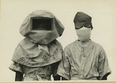 medikai_su_priesinfekcinemis_kaukemis_1912.jpg