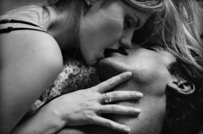 play-to-love-play-love-glamour-pictures-diary-tanzila-tresh-pashion-love-pics-in-love-kisses-kiss-bw-love-couples-bw-paare-beijo-sexy-couples-kissing_large.jpg